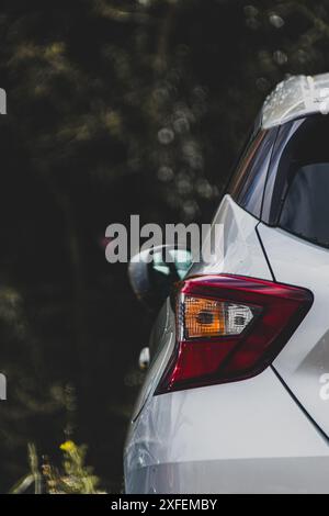 Nahaufnahme eines Autorücklichts in Edam, Niederlande Stockfoto