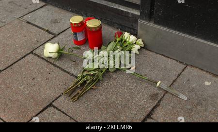 Blumen liegen vor der Hamburger Sparkasse am Jungfernstieg, daneben stehen Kerzen. Am Dienstagmorgen war es vor der Filiale der Haspa in der Innenstadt zu einem schweren Autounfall gekommen. Ein 18 Jahre alter Fahrer hatte die Kontrolle über seinen Mercedes AMG verloren und war mit hoher Geschwindigkeit in ein anderes Fahrzeug gefahren. Vier Menschen wurden bei dem Unfall verletzt, ein 39-jähriger Mann erlag wenige Stunden nach dem Unfall im Krankenhaus seinen schweren Verletzungen. Altstadt Hamburg *** Blumen liegen vor der Hamburger Sparkasse am Jungfernstieg, daneben stehen Kerzen Stockfoto