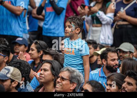 Manhattan, USA. Juni 2024. Fans des India National Cricket Teams sehen sich das letzte Cricket-Spiel der ICC Männer T20 World Cup zwischen Indien und Südafrika auf der North Oculus Plaza in New York City an. (Credit Image: © Derek French/SOPA Images via ZUMA Press Wire) NUR REDAKTIONELLE VERWENDUNG! Nicht für kommerzielle ZWECKE! Stockfoto