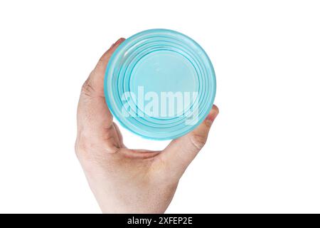 Die Hand eines Mannes gibt ein glasklares Glas Wasser, isoliert auf weißem Hintergrund Stockfoto