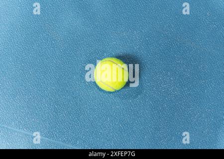 Großes Tennis ball auf blauem Hintergrund. minimal Design Ansicht von oben Stockfoto