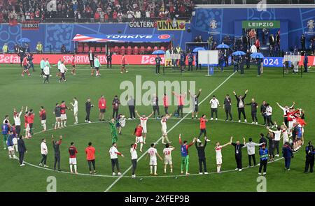 Leipzig, Deutschland. Juli 2024. Türkische Nationalspieler feiern in Leipzig den Sieg der letzten Nacht über Österreich. Quelle: Hendrik Schmidt/dpa/Alamy Live News Stockfoto