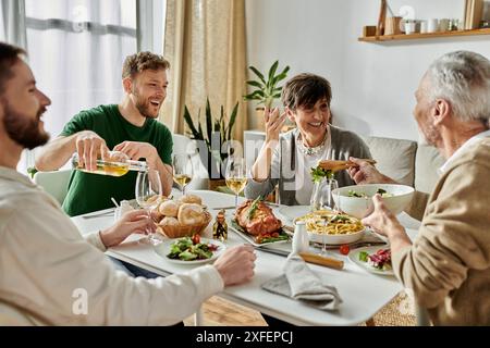 Ein schwules Paar genießt das Abendessen mit Eltern. Stockfoto