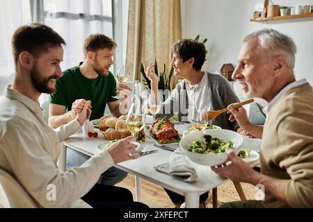 Ein schwules Paar genießt ein Essen mit den Eltern zu Hause. Stockfoto