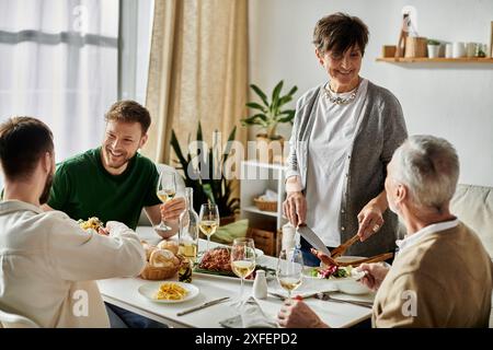 Ein schwules Paar genießt das Abendessen zu Hause mit Eltern. Stockfoto