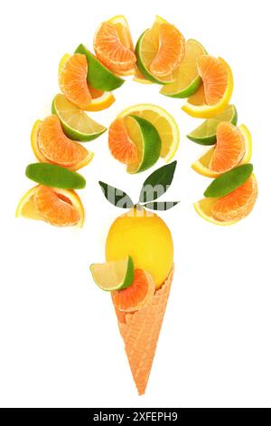 Gesundes surreales Zitrusfrucht-Eiskegel-Design auf weißem Hintergrund. Summer Fun Health Food Konzept mit Früchten reich an Antioxidantien und Vitamin C. Stockfoto