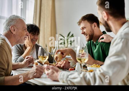 Ein schwules Paar genießt ein Essen mit seiner Familie zu Hause. Stockfoto