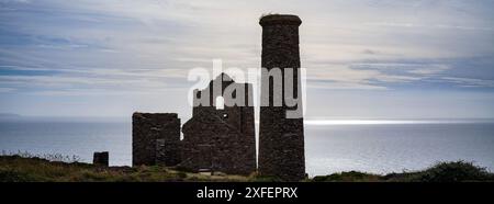 KAPELLE PORTH WHEAL COATES MINE RUINEN ST. AGNES HERITAGE COAST MIT BLICK AUF ST IVES BAY CORNWALL Stockfoto