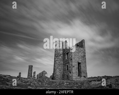 KAPELLE PORTH WHEAL COATES MINE RUINEN ST. AGNES HERITAGE COAST MIT BLICK AUF ST IVES BAY CORNWALL Stockfoto