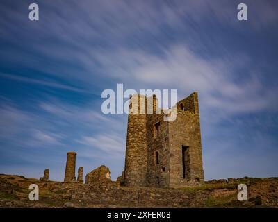 KAPELLE PORTH WHEAL COATES MINE RUINEN ST. AGNES HERITAGE COAST MIT BLICK AUF ST IVES BAY CORNWALL Stockfoto