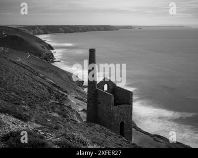 KAPELLE PORTH WHEAL COATES MINE RUINEN ST. AGNES HERITAGE COAST MIT BLICK AUF ST IVES BAY CORNWALL Stockfoto