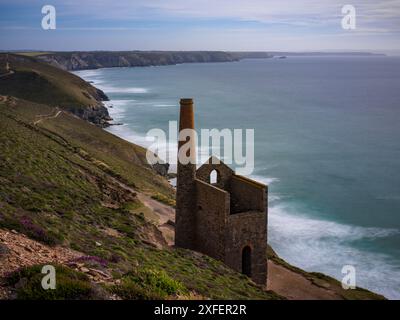 KAPELLE PORTH WHEAL COATES MINE RUINEN ST. AGNES HERITAGE COAST MIT BLICK AUF ST IVES BAY CORNWALL Stockfoto