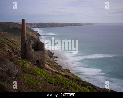 KAPELLE PORTH WHEAL COATES MINE RUINEN ST. AGNES HERITAGE COAST MIT BLICK AUF ST IVES BAY CORNWALL Stockfoto