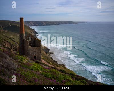 KAPELLE PORTH WHEAL COATES MINE RUINEN ST. AGNES HERITAGE COAST MIT BLICK AUF ST IVES BAY CORNWALL Stockfoto