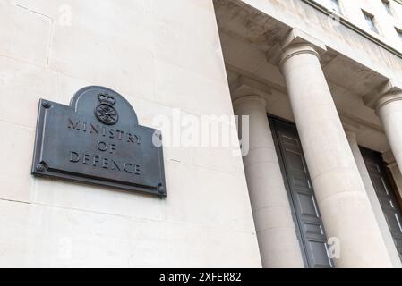 Schild des Verteidigungsministeriums im Hauptquartier des Verteidigungsministeriums in Whitehall, Westminster, London, Großbritannien. Stockfoto