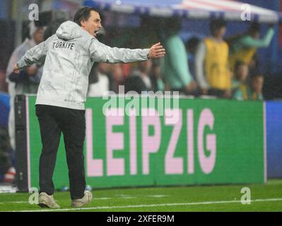 Leipzig, Deutschland. Juli 2024. Fußball, UEFA Euro 2024, EM, Sterreich - Türkei, Endrunde, Achtelrunde, Stadion Leipzig, Trainer Vincenzo Montella von der Türkei Gesten. Robert Michael/dpa/Alamy Live News Stockfoto