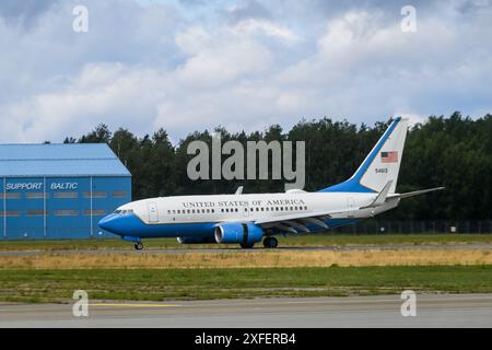 RIGA, LETTLAND. Juli 2024. Ankunft des Repräsentantenhauses der Vereinigten Staaten am Flughafen Riga. United States of America Air Force Boeing C-40C 737-7DM WL BBJ 54613 Flugzeug am Riga International Airport. Stockfoto