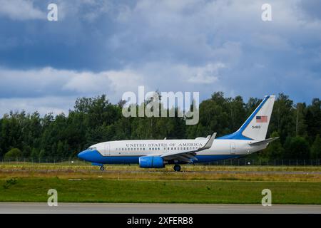 RIGA, LETTLAND. Juli 2024. Ankunft des Repräsentantenhauses der Vereinigten Staaten am Flughafen Riga. United States of America Air Force Boeing C-40C 737-7DM WL BBJ 54613 Flugzeug am Riga International Airport. Stockfoto