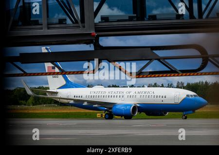 RIGA, LETTLAND. Juli 2024. Ankunft des Repräsentantenhauses der Vereinigten Staaten am Flughafen Riga. United States of America Air Force Boeing C-40C 737-7DM WL BBJ 54613 Flugzeug am Riga International Airport. Stockfoto