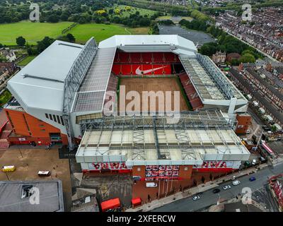 Ein Blick aus der Vogelperspektive auf das Anfield Stadium, wo das Spielfeld ersetzt wird. Nach Konzerten von Taylor Swift und Pink! Der Liverpool Football Club kann jetzt mit einem neuen Manager in Arne Slot beginnen, das Feld vor der neuen Saison zu erneuern. Bilddatum: Mittwoch, 3. Juli 2024. Stockfoto