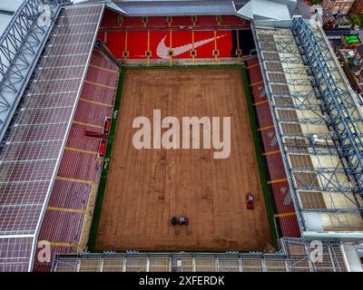 Ein Blick aus der Vogelperspektive auf das Anfield Stadium, wo das Spielfeld ersetzt wird. Nach Konzerten von Taylor Swift und Pink! Der Liverpool Football Club kann jetzt mit einem neuen Manager in Arne Slot beginnen, das Feld vor der neuen Saison zu erneuern. Bilddatum: Mittwoch, 3. Juli 2024. Stockfoto