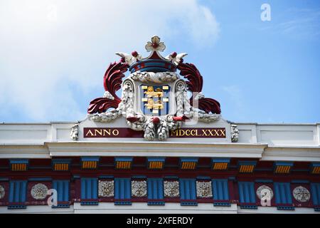 Hoorn, Niederlande. Juni 2024. Ornamente auf dem Giebeldach pf Westfries Museum im Hoorn. Hochwertige Fotos Stockfoto