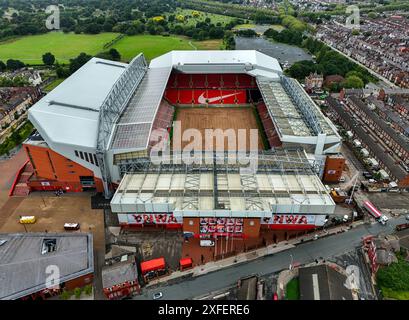 Ein Blick aus der Vogelperspektive auf das Anfield Stadium, wo das Spielfeld ersetzt wird. Nach Konzerten von Taylor Swift und Pink! Der Liverpool Football Club kann jetzt mit einem neuen Manager in Arne Slot beginnen, das Feld vor der neuen Saison zu erneuern. Bilddatum: Mittwoch, 3. Juli 2024. Stockfoto