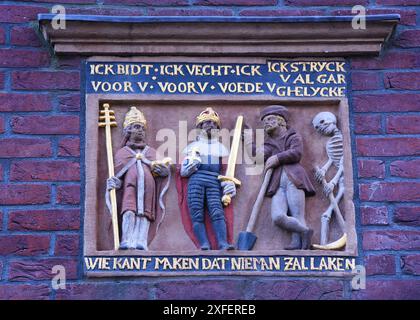 Haarlem, Niederlande. Juni 2024. Ein alter Fassadenstein in einem alten Haus in Haarlem. Hochwertige Fotos Stockfoto