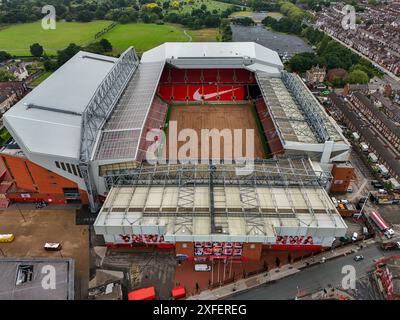 Ein Blick aus der Vogelperspektive auf das Anfield Stadium, wo das Spielfeld ersetzt wird. Nach Konzerten von Taylor Swift und Pink! Der Liverpool Football Club kann jetzt mit einem neuen Manager in Arne Slot beginnen, das Feld vor der neuen Saison zu erneuern. Bilddatum: Mittwoch, 3. Juli 2024. Stockfoto