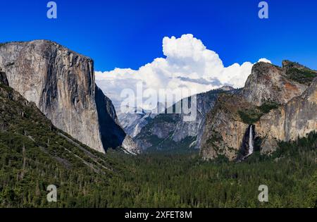 Vom Tunnel View Overlook im Yosemite National Park, Mariposa County, Kalifornien, USA, hat man einen Blick auf das Yosemite Valley. Stockfoto