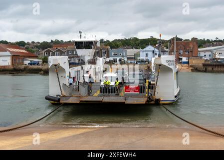 Cowes schwimmende Brücke nähert sich East Cowes mit Bug unten. Juli 2024. Stockfoto