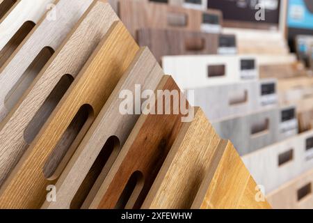 Laminat Hintergrund. Muster von Laminat oder Parkett mit Muster und Holzstruktur für Bodenbeläge und Innenarchitektur. Produktion von Holzböden Stockfoto