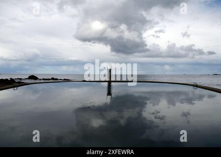 Meerwasserpool mit Tauchplattform am Strand von Plage du Casino, Frankreich, Bretagne, Saint-Quay-Portrieux Stockfoto
