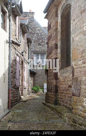 Enge Gasse in der Altstadt, Frankreich, Bretagne, Erquy Stockfoto