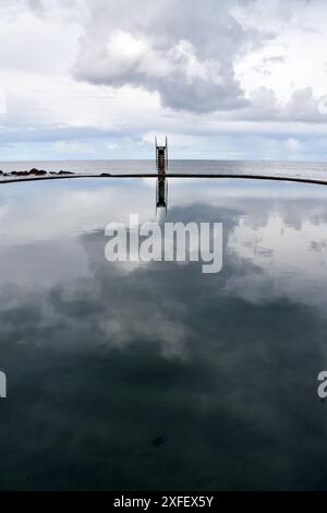 Meerwasserpool mit Tauchplattform am Strand von Plage du Casino, Frankreich, Bretagne, Saint-Quay-Portrieux Stockfoto