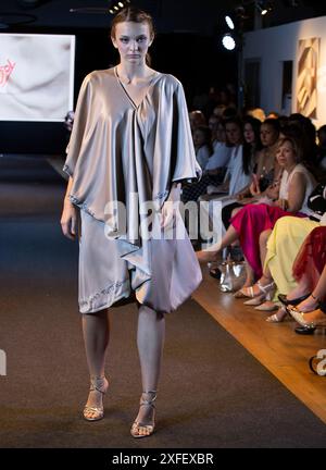 Italien Piemont Turin Green Pea Torino Fashion Week 2024 - Fashion Show von Kleidung von an-Joy Stockfoto