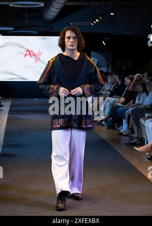 Italien Piemont Turin Green Pea Torino Fashion Week 2024 - Fashion Show von Kleidung von an-Joy Stockfoto