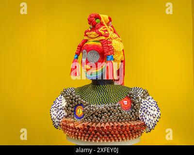 Italien, Venedig - Skulptur von Jeffrey Gibson, dem amerikanischen Künstler Cherokee-Abstammung im Pavillon der Biennale von Venedig 2024. Stockfoto