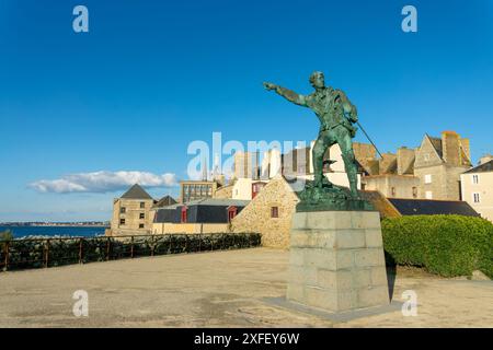 Antike Statue von Robert Surcouf aus dem Jahr 1903, berühmter Seemann in Saint-Malo, llle-et-Vilaine, Bretagne, Frankreich Stockfoto