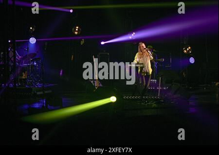 LVIV, UKRAINE - 1. JULI 2024 - die Leadsängerin und Songwriterin Iryna Shvaidak tritt während eines Konzerts der Indie-Band Odyn V Kanoe (allein in einem Kanu) im Akademischen Opern- und Balletttheater Solomija Krushelnytska Lemberg in der Westukraine auf. Stockfoto