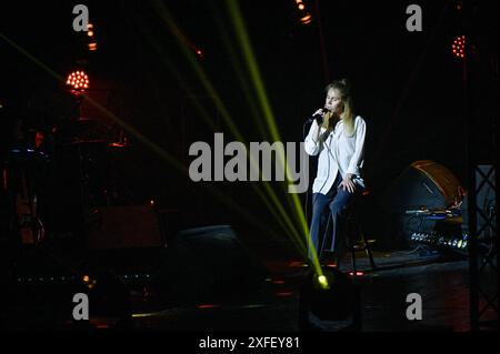 LVIV, UKRAINE - 1. JULI 2024 - die Leadsängerin und Songwriterin Iryna Shvaidak tritt während eines Konzerts der Indie-Band Odyn V Kanoe (allein in einem Kanu) im Akademischen Opern- und Balletttheater Solomija Krushelnytska Lemberg in der Westukraine auf. Stockfoto