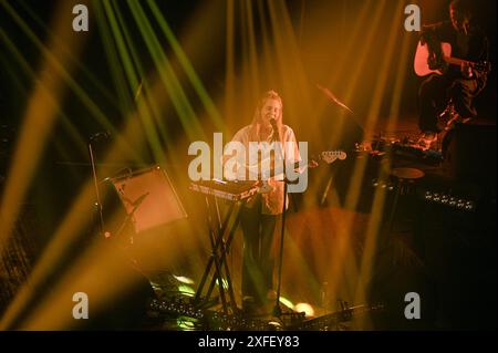 LVIV, UKRAINE - 1. JULI 2024 - die Leadsängerin und Songwriterin Iryna Shvaidak tritt während eines Konzerts der Indie-Band Odyn V Kanoe (allein in einem Kanu) im Akademischen Opern- und Balletttheater Solomija Krushelnytska Lemberg in der Westukraine auf. Stockfoto