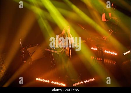 LVIV, UKRAINE - 1. JULI 2024 - die Leadsängerin und Songwriterin Iryna Shvaidak tritt während eines Konzerts der Indie-Band Odyn V Kanoe (allein in einem Kanu) im Akademischen Opern- und Balletttheater Solomija Krushelnytska Lemberg in der Westukraine auf. Stockfoto