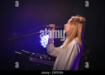 LVIV, UKRAINE - 1. JULI 2024 - die Leadsängerin und Songwriterin Iryna Shvaidak tritt während eines Konzerts der Indie-Band Odyn V Kanoe (allein in einem Kanu) im Akademischen Opern- und Balletttheater Solomija Krushelnytska Lemberg in der Westukraine auf. Stockfoto