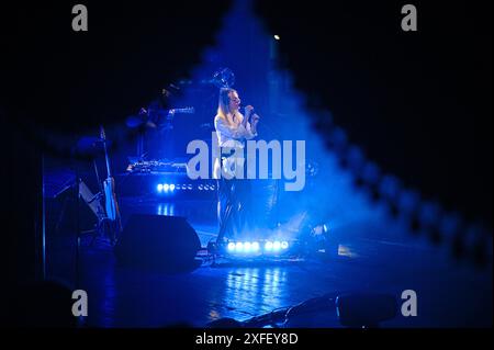 LVIV, UKRAINE - 1. JULI 2024 - die Leadsängerin und Songwriterin Iryna Shvaidak tritt während eines Konzerts der Indie-Band Odyn V Kanoe (allein in einem Kanu) im Akademischen Opern- und Balletttheater Solomija Krushelnytska Lemberg in der Westukraine auf. Stockfoto