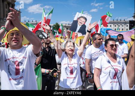 29.06.2024, Berlin, Deutschland, Europa - Tausende von Exil-Iranern protestieren unter dem Motto Freier Iran auf dem Bebelplatz im Bezirk Mitte für ein freies Iran, in Solidaritaet mit den dortigen Bürgerprotesten. Die Exilorganisation Nationaler Widerstandsrat des Iran hat die Iraner aufgerufen, in Berlin gegen die Schein-Praesidentschaftswahl, gegen das iranische Mullah-Regime und für Freiheit und Demokratie zu protestieren. *** 29 06 2024, Berlin, Deutschland, Europa Tausende Iraner im Exil protestieren unter dem Motto Freier Iran auf dem Bebelplatz im Bezirk Mitte für einen freien Iran, in Solida Stockfoto