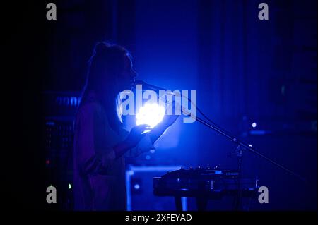 LVIV, UKRAINE - 1. JULI 2024 - die Leadsängerin und Songwriterin Iryna Shvaidak tritt während eines Konzerts der Indie-Band Odyn V Kanoe (allein in einem Kanu) im Akademischen Opern- und Balletttheater Solomija Krushelnytska Lemberg in der Westukraine auf. Stockfoto