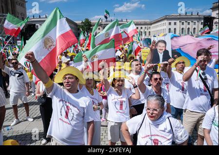 29.06.2024, Berlin, Deutschland, Europa - Tausende von Exil-Iranern protestieren unter dem Motto Freier Iran auf dem Bebelplatz im Bezirk Mitte für ein freies Iran, in Solidaritaet mit den dortigen Bürgerprotesten. Die Exilorganisation Nationaler Widerstandsrat des Iran hat die Iraner aufgerufen, in Berlin gegen die Schein-Praesidentschaftswahl, gegen das iranische Mullah-Regime und für Freiheit und Demokratie zu protestieren. *** 29 06 2024, Berlin, Deutschland, Europa Tausende Iraner im Exil protestieren unter dem Motto Freier Iran auf dem Bebelplatz im Bezirk Mitte für einen freien Iran, in Solida Stockfoto