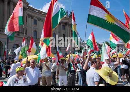 29.06.2024, Berlin, Deutschland, Europa - Tausende von Exil-Iranern protestieren unter dem Motto Freier Iran auf dem Bebelplatz im Bezirk Mitte für ein freies Iran, in Solidaritaet mit den dortigen Bürgerprotesten. Die Exilorganisation Nationaler Widerstandsrat des Iran hat die Iraner aufgerufen, in Berlin gegen die Schein-Praesidentschaftswahl, gegen das iranische Mullah-Regime und für Freiheit und Demokratie zu protestieren. *** 29 06 2024, Berlin, Deutschland, Europa Tausende Iraner im Exil protestieren unter dem Motto Freier Iran auf dem Bebelplatz im Bezirk Mitte für einen freien Iran, in Solida Stockfoto