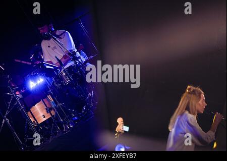 LVIV, UKRAINE - 1. JULI 2024 - die Leadsängerin und Songwriterin Iryna Shvaidak und der Perkussionist Ihor Dzikowskyi treten während eines Konzerts der Indie-Band Odyn V Kanoe (allein in einem Kanu) im Akademischen Opern- und Balletttheater Solomija Krushelnytska Lviv in der Westukraine auf. Stockfoto